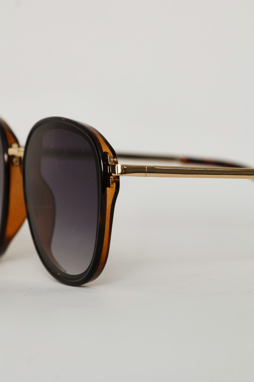 Round Smoke Gold Temple Sunglasses - Tortoise