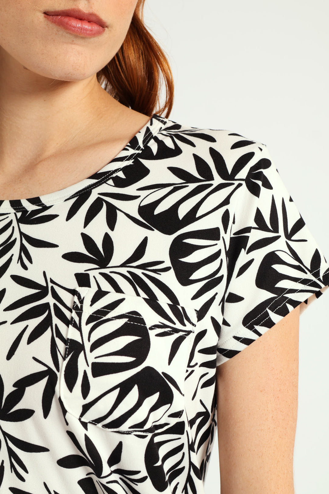 Two Tone Abstract Leaves Printed Pocket Tee - Black/White