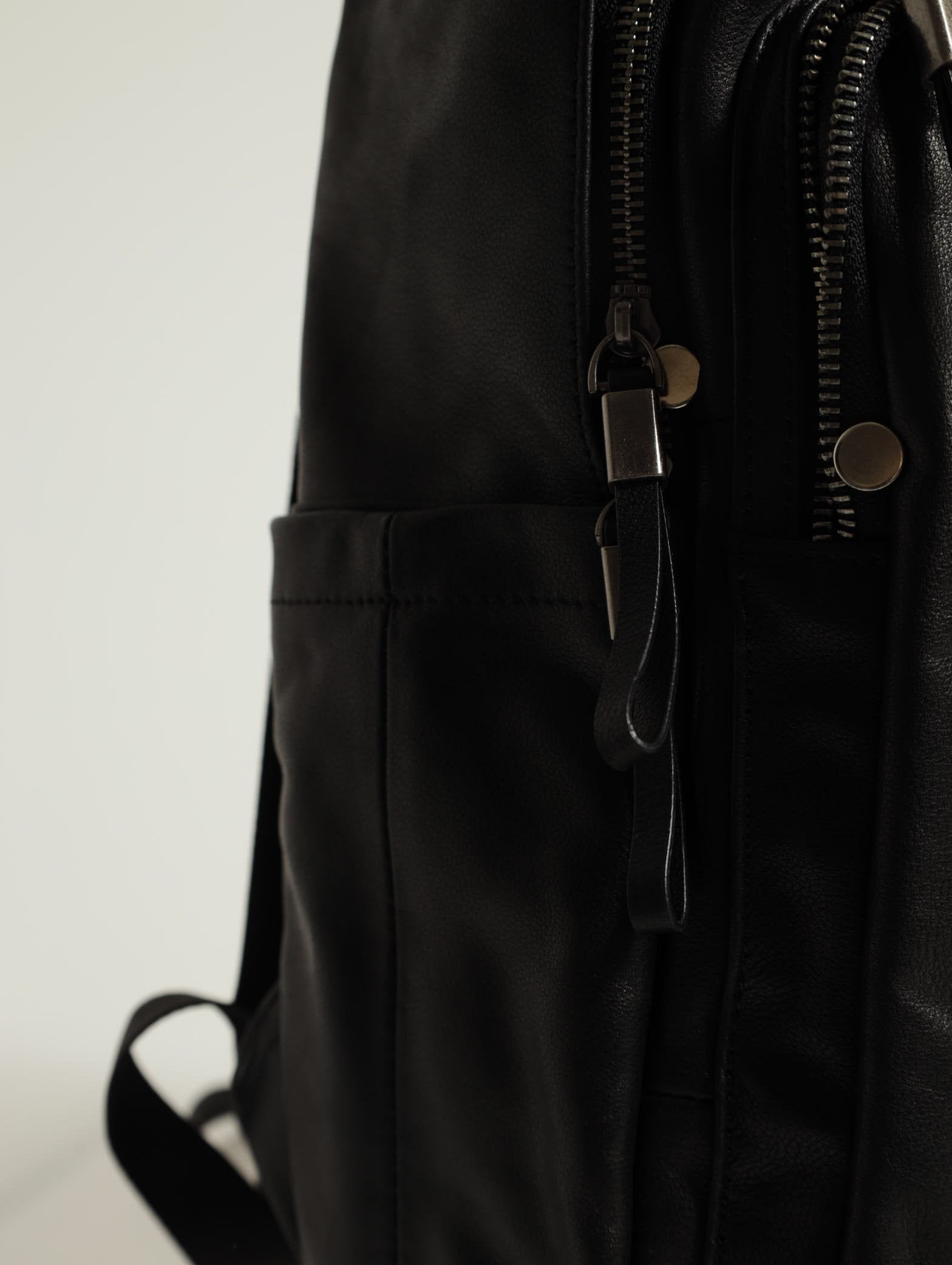 Mens Leather Zipped Backpack - Black – Edgars