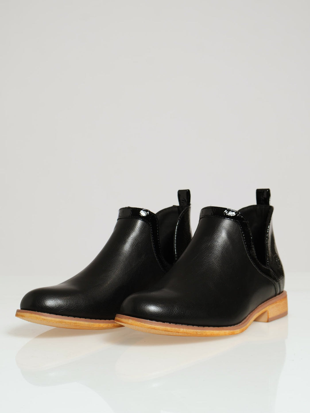 Side Cut Heeled Chelsea Boot - Black