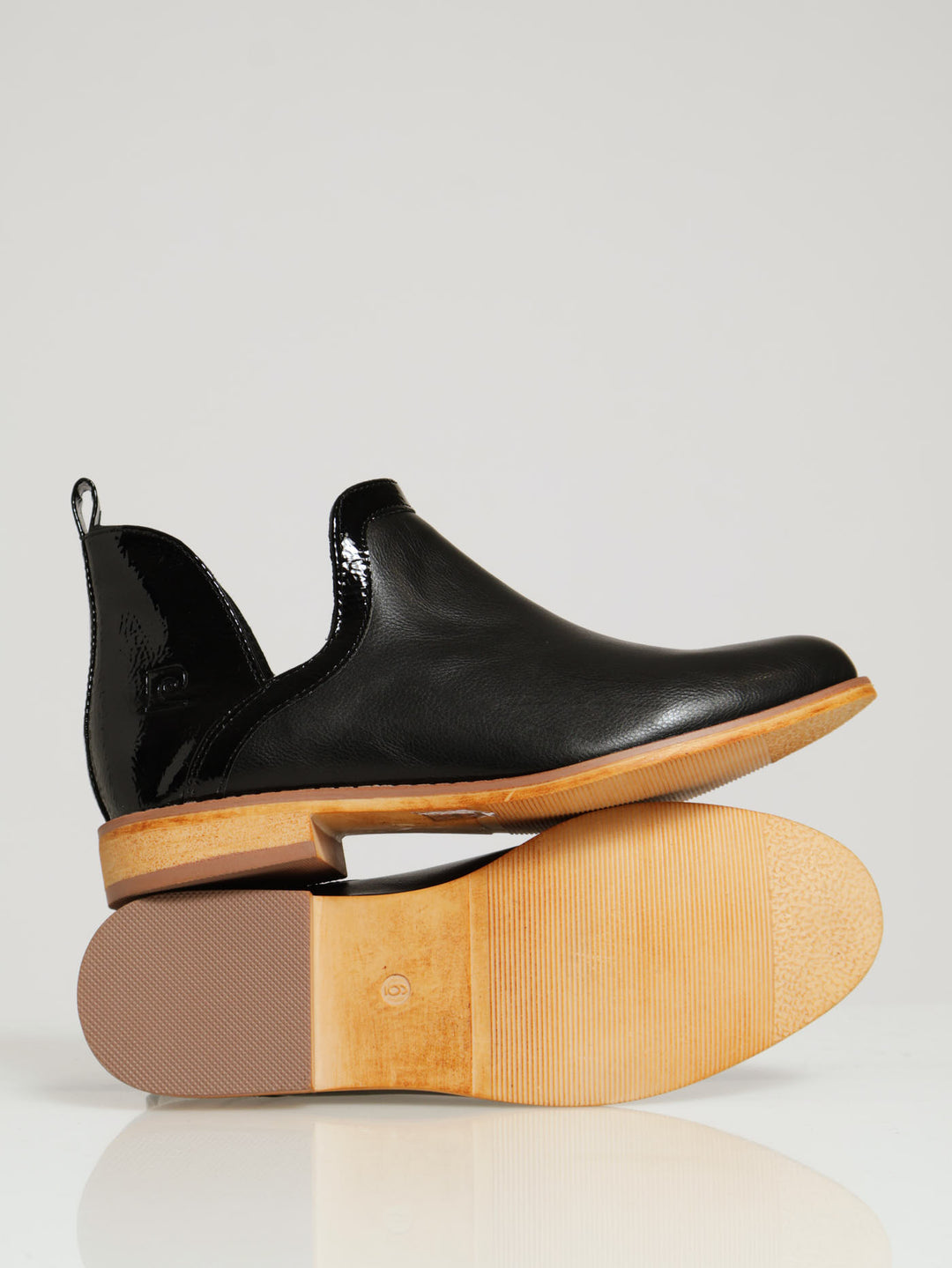Side Cut Heeled Chelsea Boot - Black