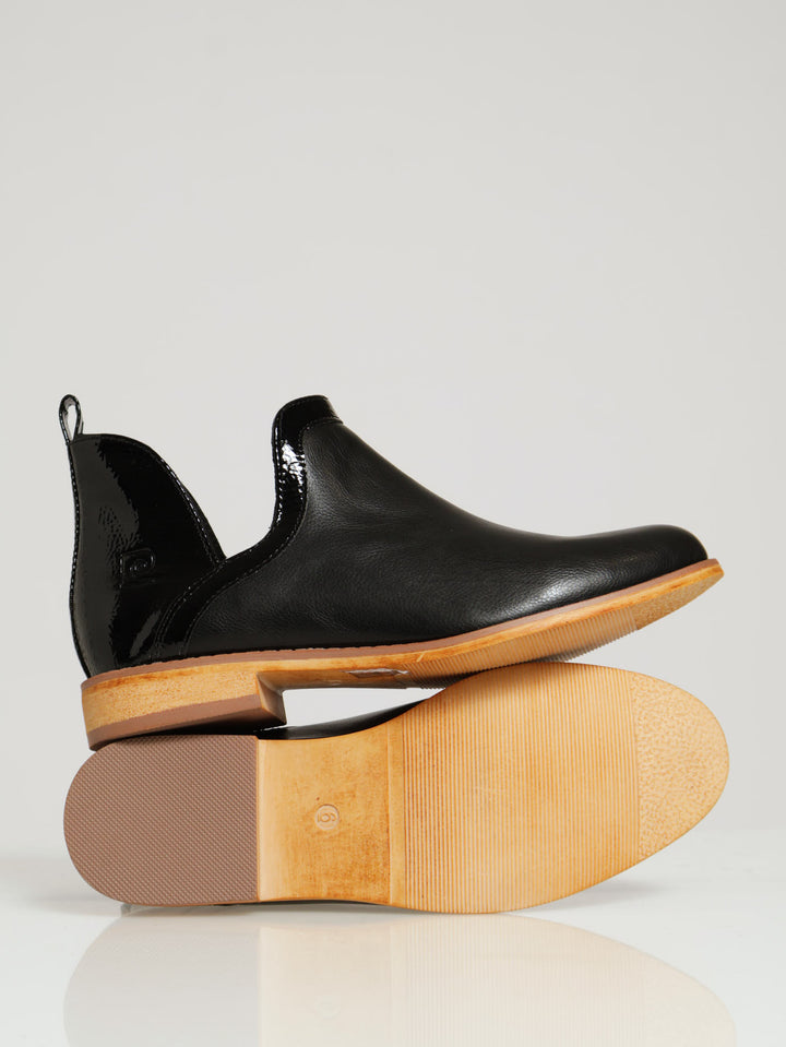 Side Cut Heeled Chelsea Boot - Black
