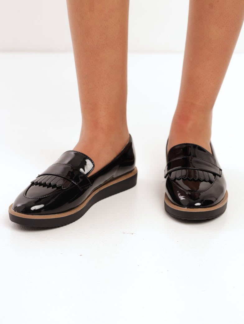 Ladies Loafer With Branding And Tassle Detail - Black
