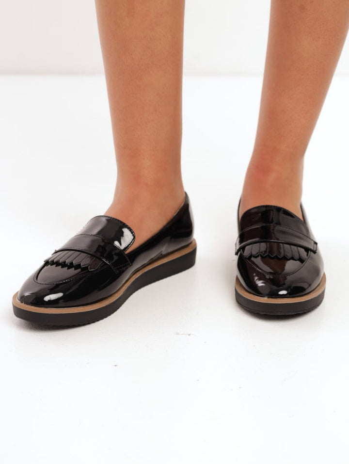 Ladies Loafer With Branding And Tassle Detail - Black