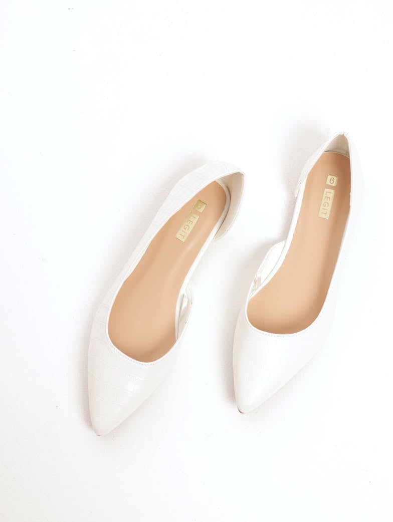 Ladies Matte Croc Open Waist Pointy Pump Shoe - White