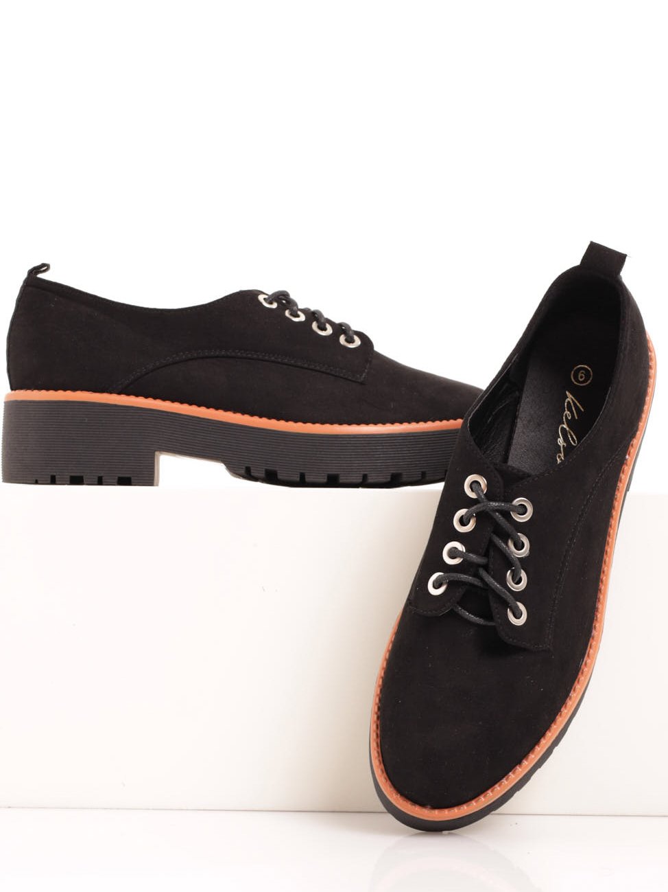 Ladies Oxford Shoe With Contrast Randing And Metal Eyelets - Black